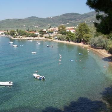 Unser Ferienhaus liegt in den Bergen im Hintergrund